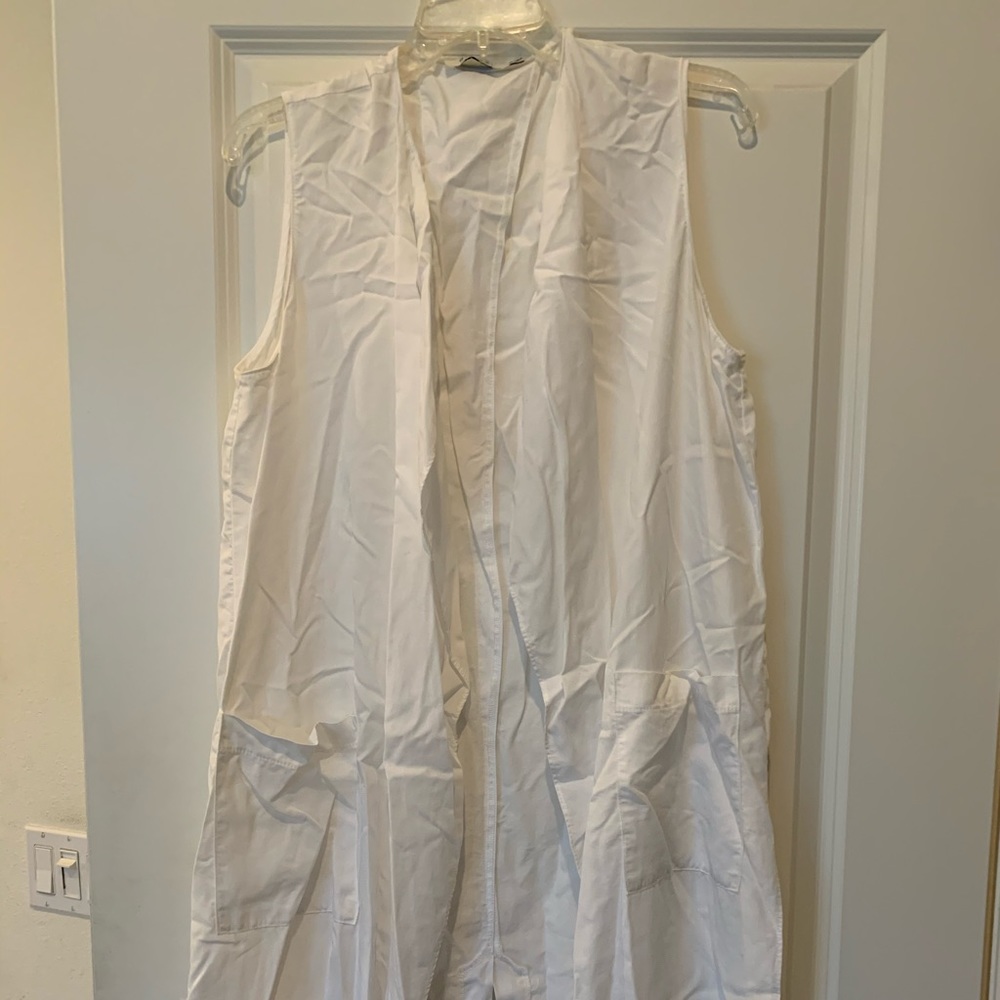 Boutique white cotton vest.